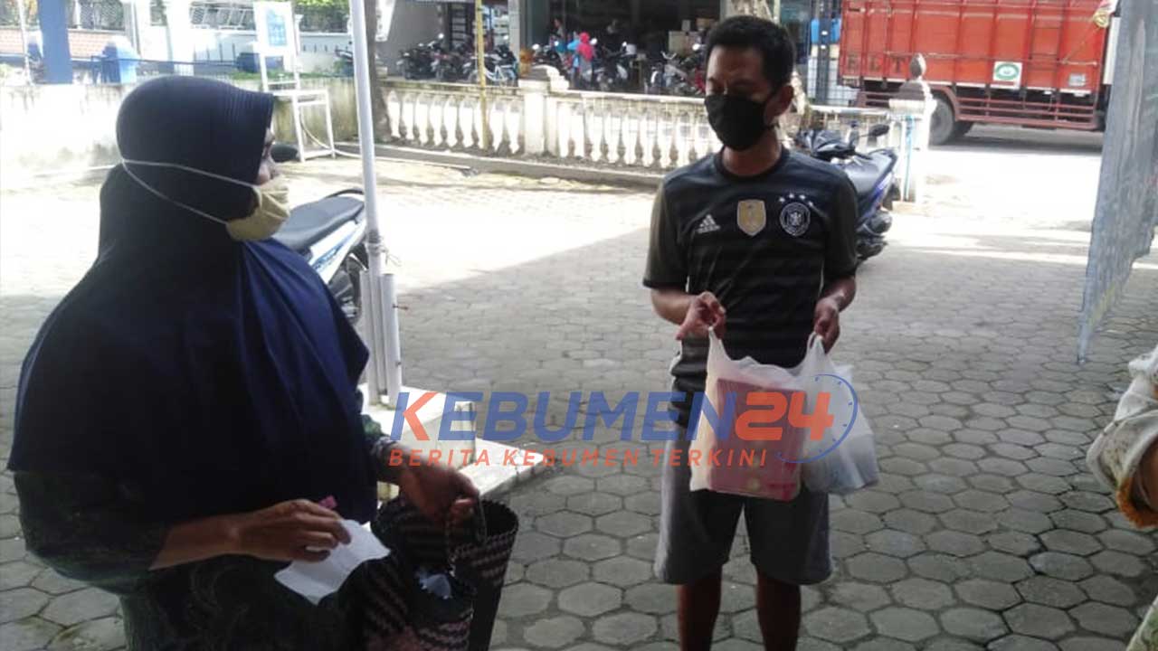 Sejumlah pedagang mengantarkan makanan dan minuman pesanan melalui whatsapp dari seseorang yang mengaku anggota polisi.