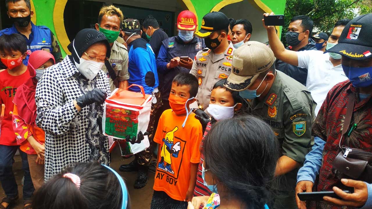 Menteri Sosial Tri Rismaharini meninjau pengungsi korban longsr Kalijering, Kebumen. (12/2/2021)
