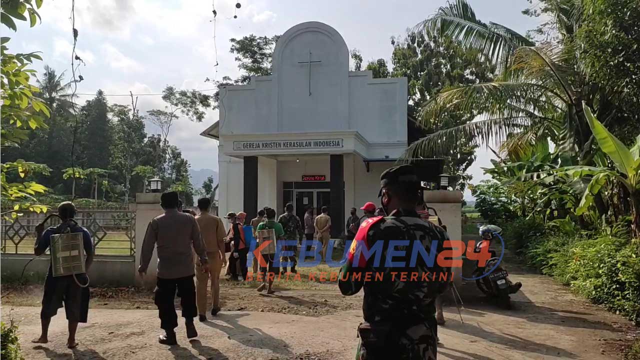 Penyemprotan disinfektan di Gereja Kristen Kerasulan Indonesia (GKKI) Desa Weton Wetan pasca sejumlah jemaat positif Covid-19