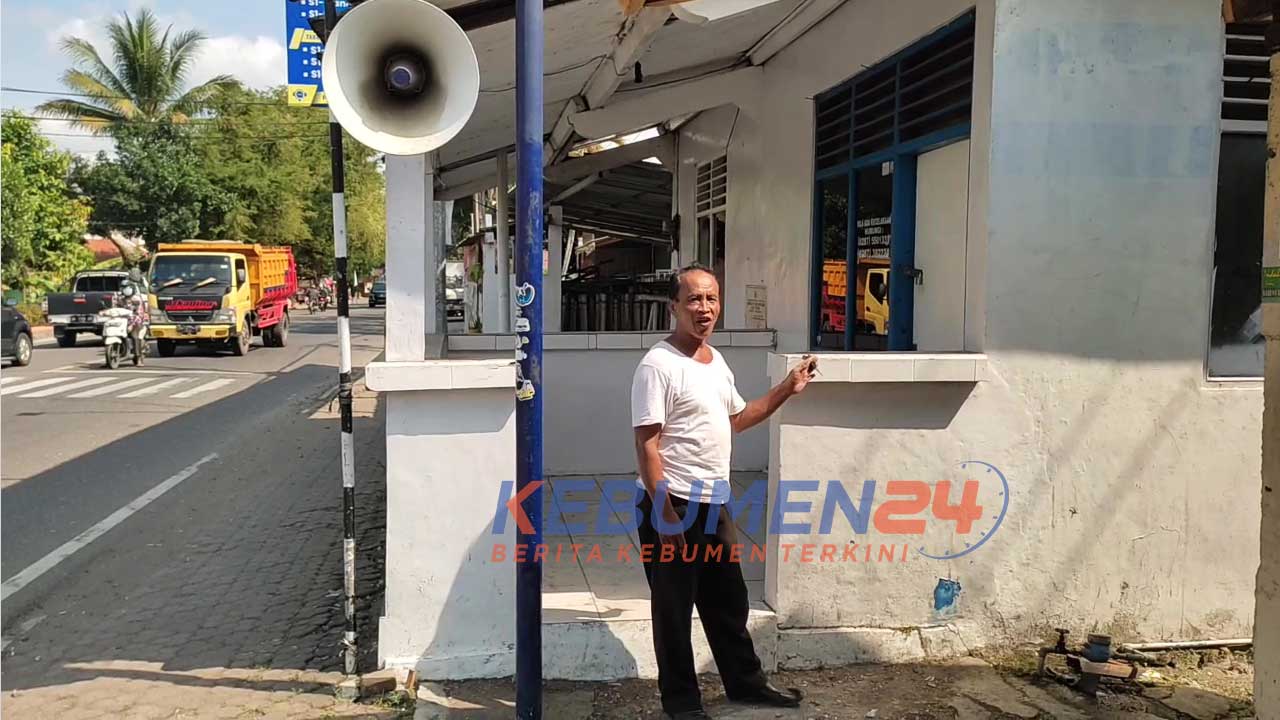 Warga menunjukkan Pos Polisi tak berpenghuni di Simpang Lima Kebumen.