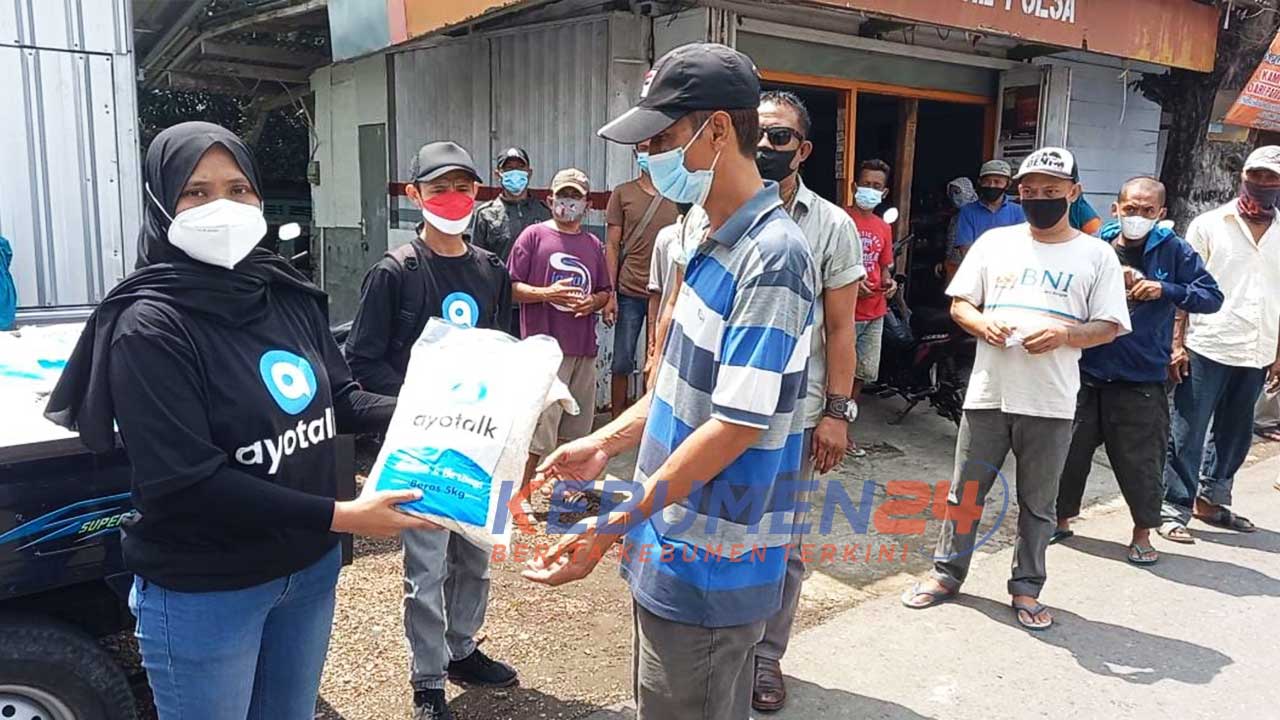 Pembagian paket beras dalam rangka launching aplikasi ayotalk