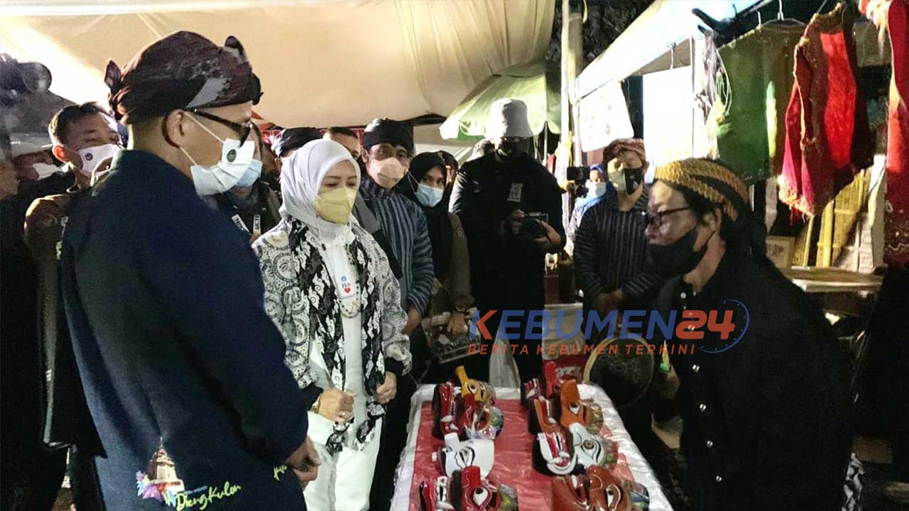 Menparekraf Sandiaga Uno berbincang dengan Mbah Mujiono Seniman Topeng Lengger.