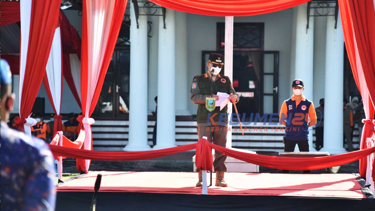 Bupati Kebumen Arif Sugiyanto upacara Apel Kesiapsiagaan Penanganan Bencana & Nataru di Halaman Setda, Jumat 17 Desemebr 2021.