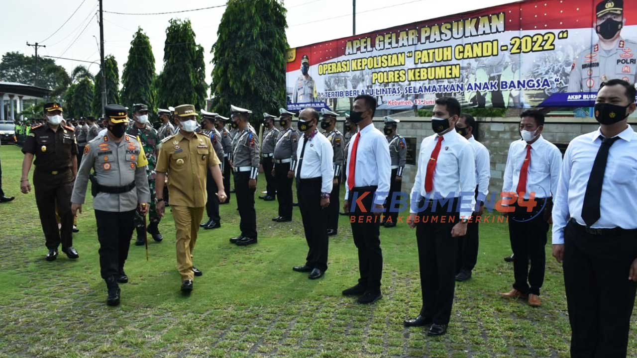 Bupati saat memimpin acara Apel gelar pasukan Operasi Candi 2022 di Mapolres Kebumen