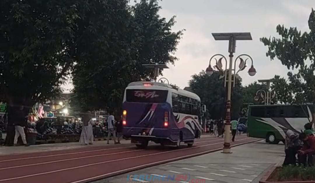 minibus yang melintasi area jogging track Alun-alun Pancasila Kebumen
