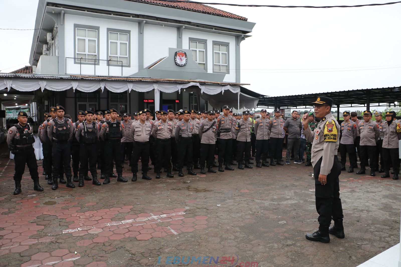 Polres Kebumen Amankan Rapat Pleno Pilkada dengan Pengamanan Ketat dan Humanis