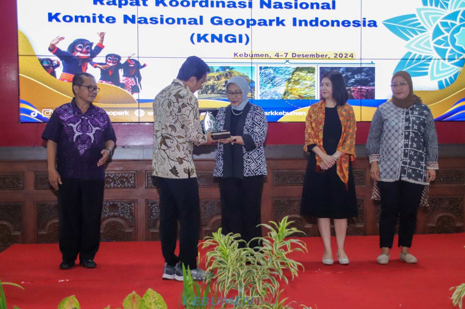 Kepala Bappeda Bahrun Munawir menyerahkan plakat kepada Deputi Bidang Kemaritiman dan Sumber Daya Alam Kementerian PPN/Bappenas Dr Vivi Yulaswati MSc saat Welcoming Dinner Rakornas KNGI di Pendopo Kabumian, Rabu (4/12/2024) malam.