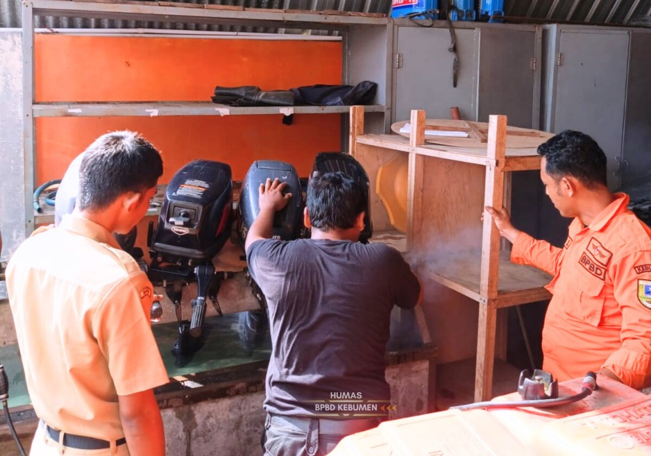 memanaskan mesin genset dalam rangka perawatan rutin peralatan kebencanaan