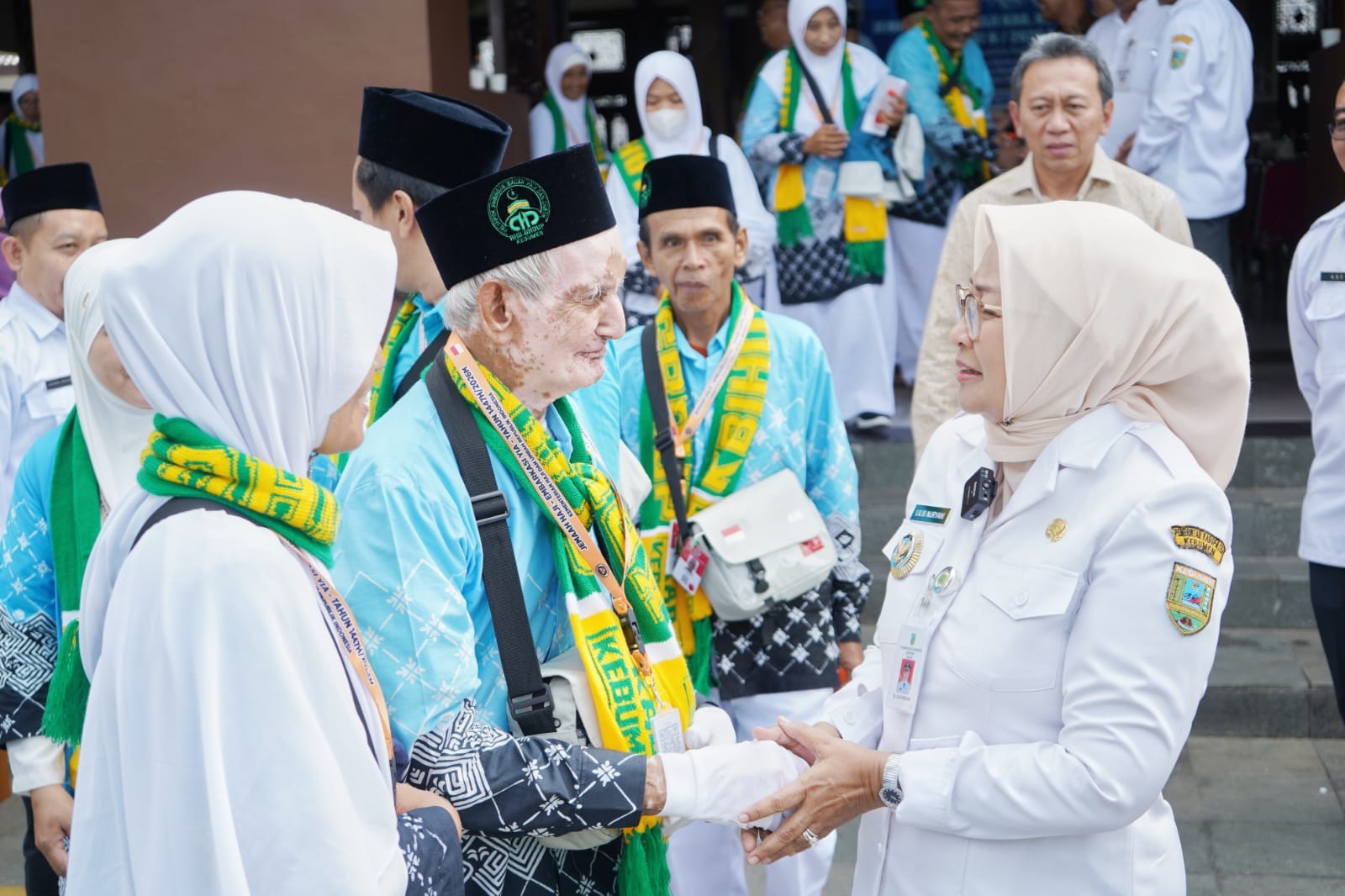 Bupati Kebumen Lilis Nuryani resmi melepas keberangkatan 347 jamaah calon haji yang tergabung dalam Kelompok Terbang (Kloter) 12 di Pendopo Kabumian, Rabu (652026).